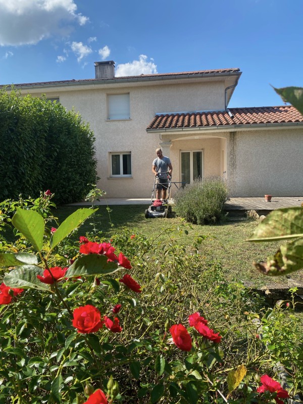 Contrat d'entretien avec tonte de jardin à Vienne